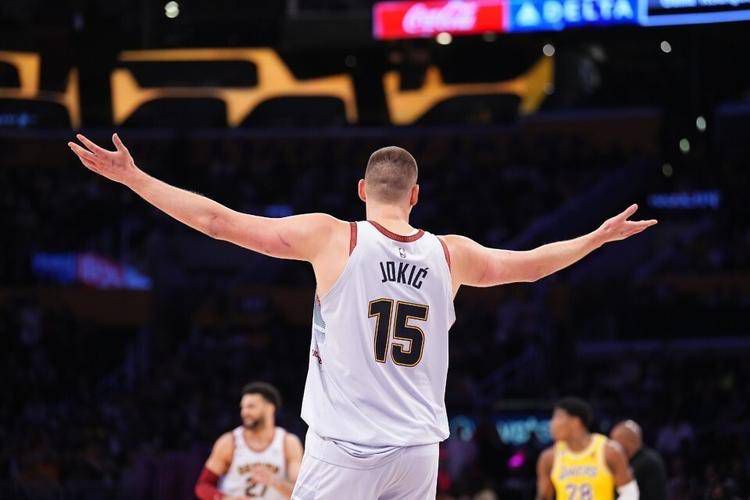 NBA常规赛，活塞客场114-146惨负雄鹿，遭遇23连败！